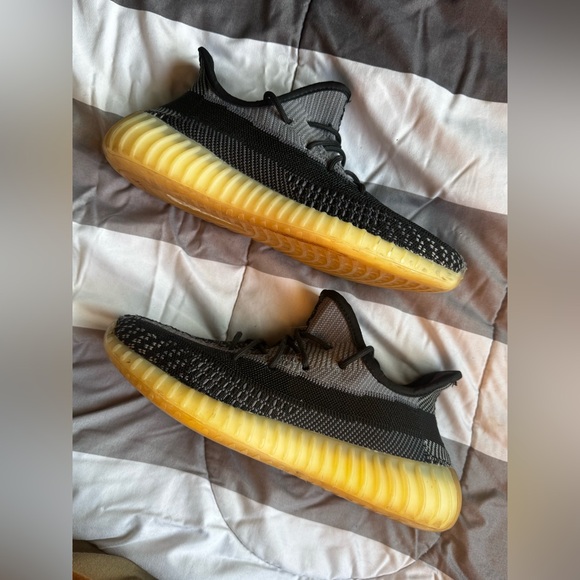 Men’s Yeezy 350 v2 carbon - Picture 4 of 6